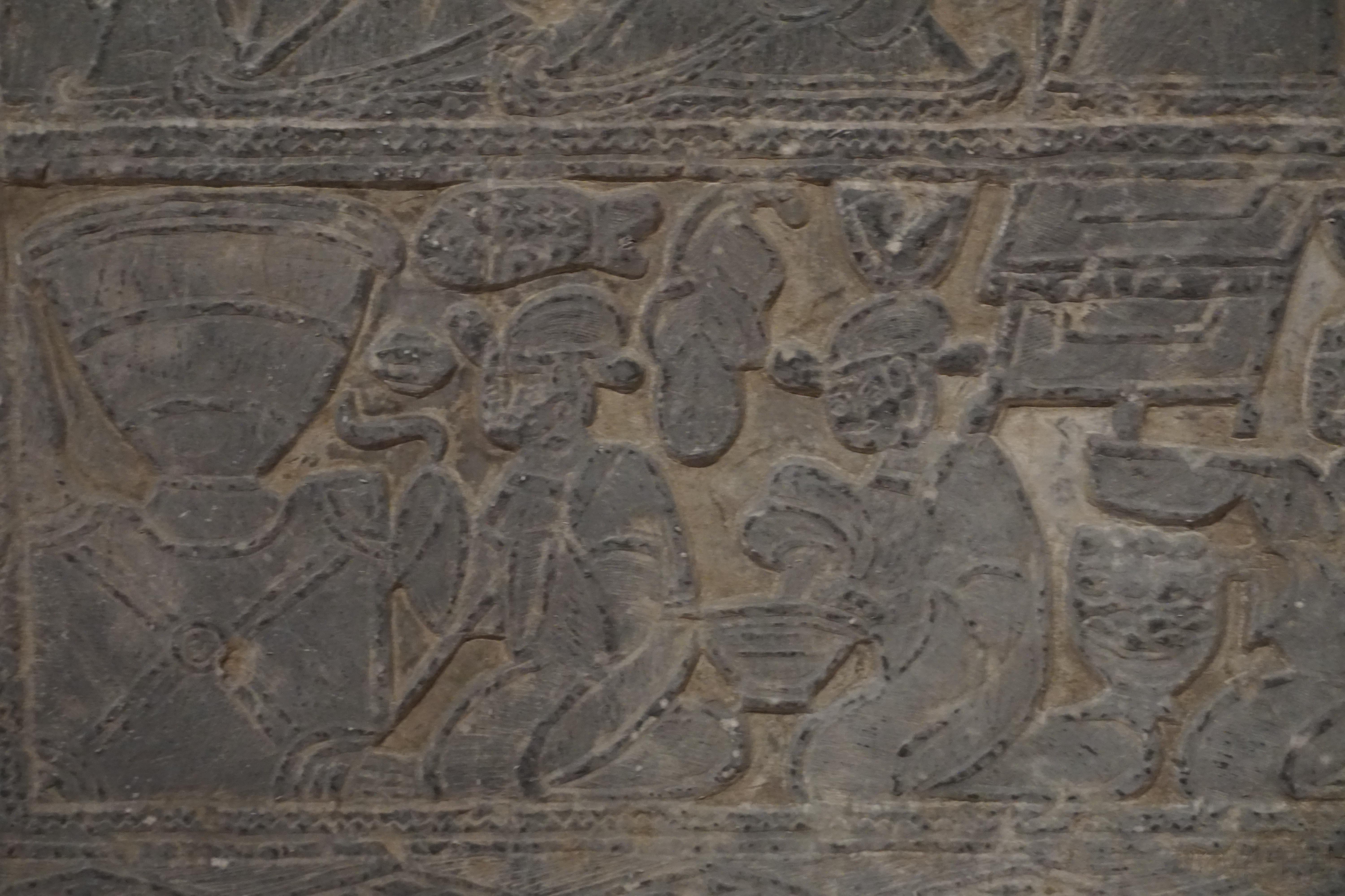 这件出土画像石虽然模糊但最右一人在烧烤应该是没问题的（手里拿的不是馆方理解的刀而