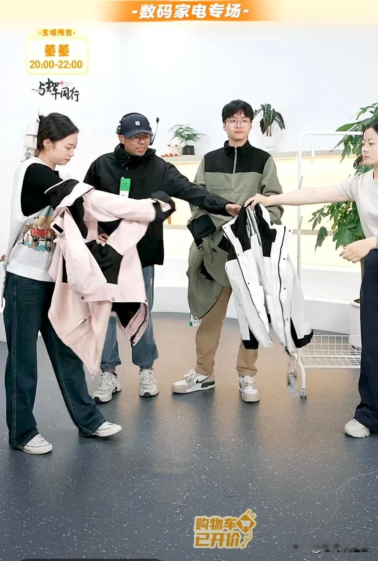 一凡除了专业能力强
还特别贴心眼里有活
小贝原本试粉色，结果用力过猛，发生了小插