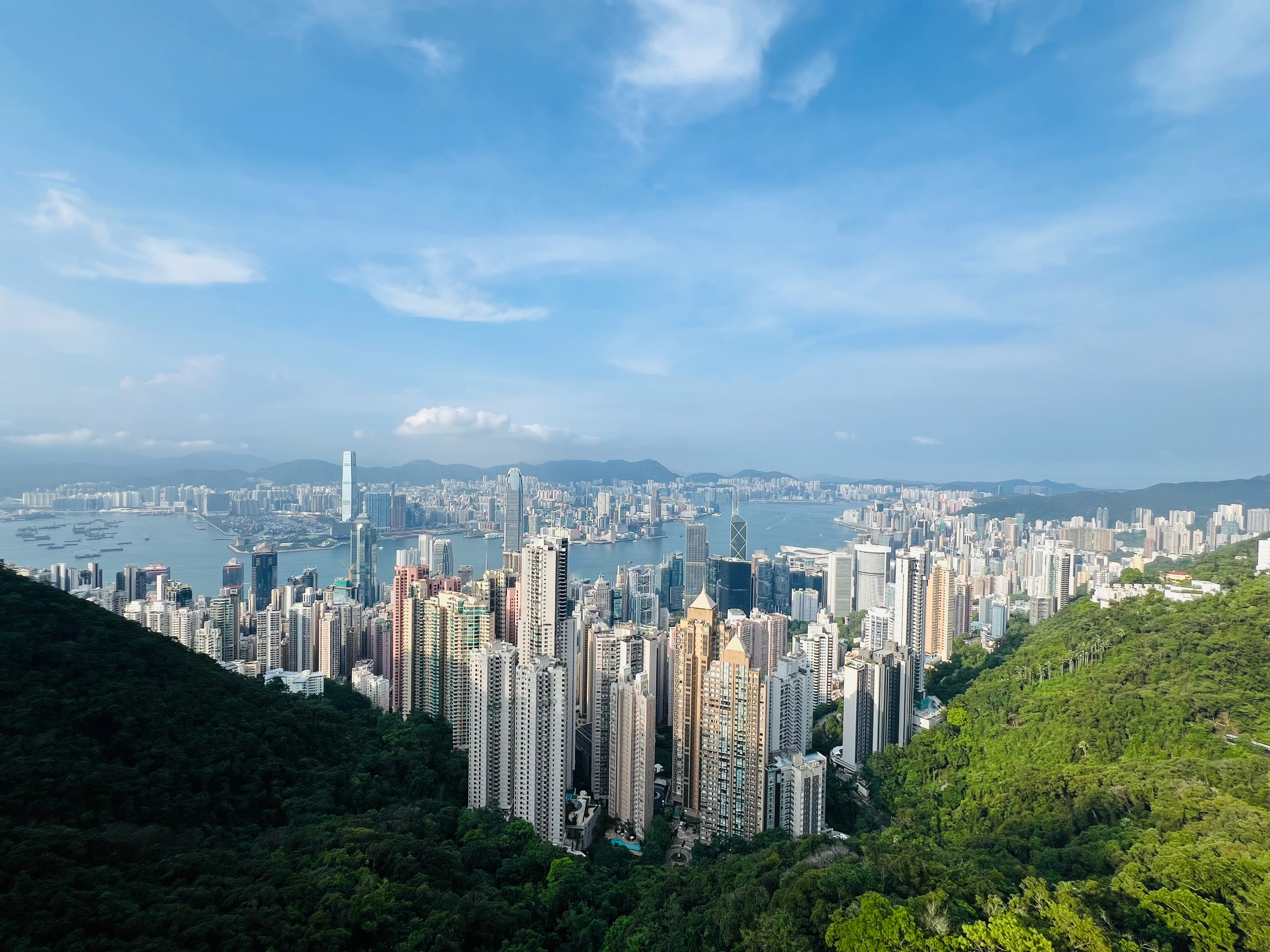 在这里俯瞰香港、俯瞰维多利亚港湾，于我而言，不是看一个景点，而是回忆无数个香港电