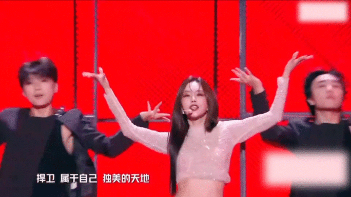王霏霏脸上贴了20颗钻 王霏霏红衣舞台怼脸图，脸上的钻超级吸睛，舞台妆简直无敌，