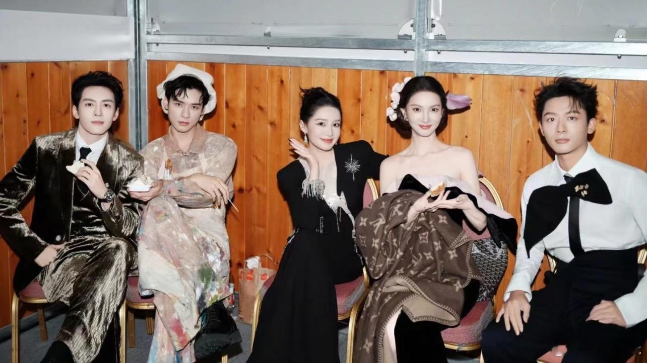 横店好友在曾舜晞评论区团建曾舜晞误入花少团，就这帮人一起打包上第8季吧！ ​​​