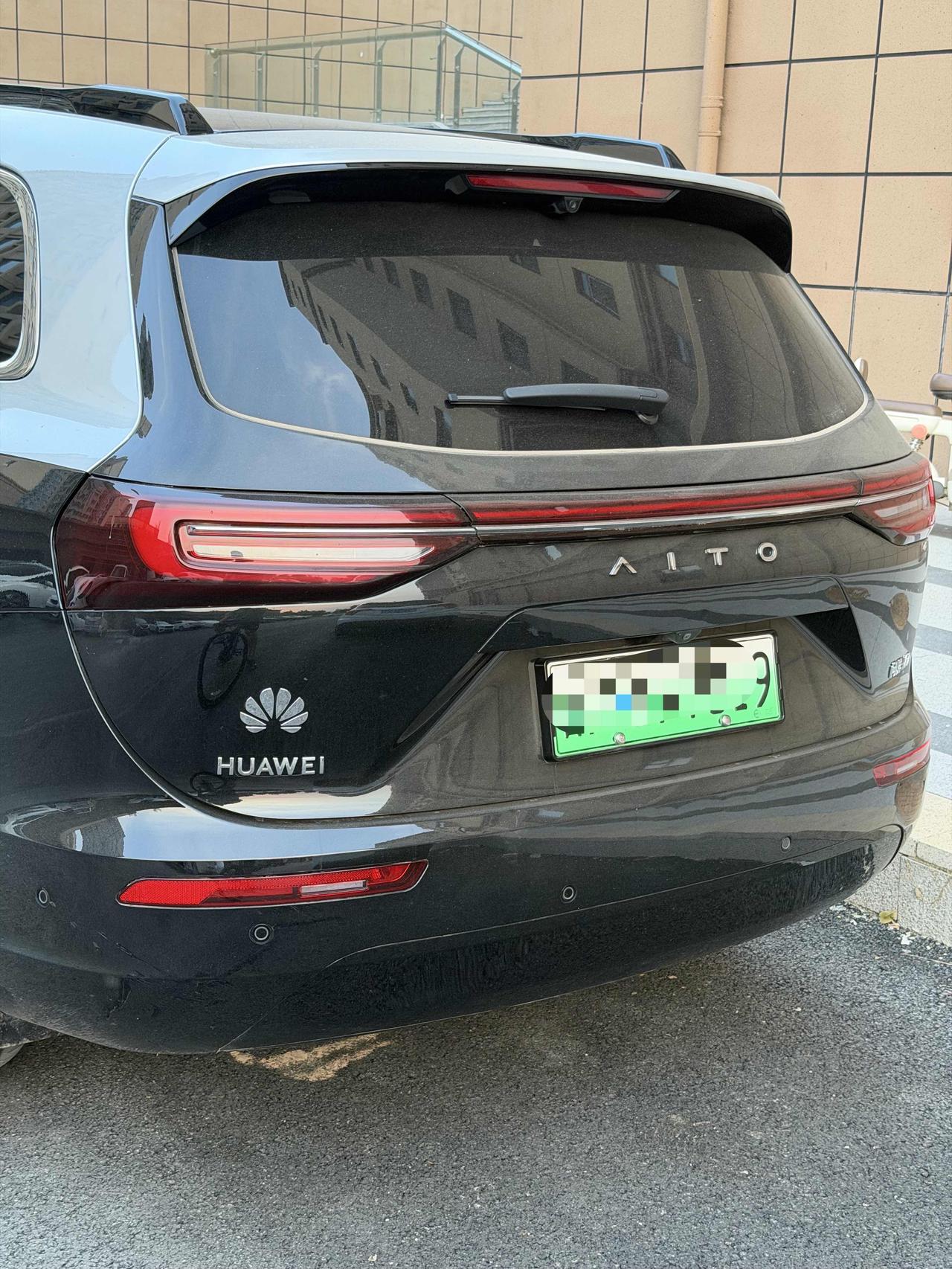 华为不造车，但是挡不住粉丝自己买个华为标志贴到车上