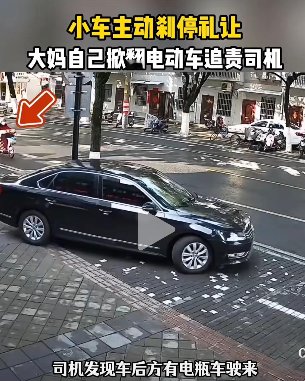 开始无接触碰瓷了！
如果不是有视频黑车司机真的说不清了，注意看下面一辆黑车正准备