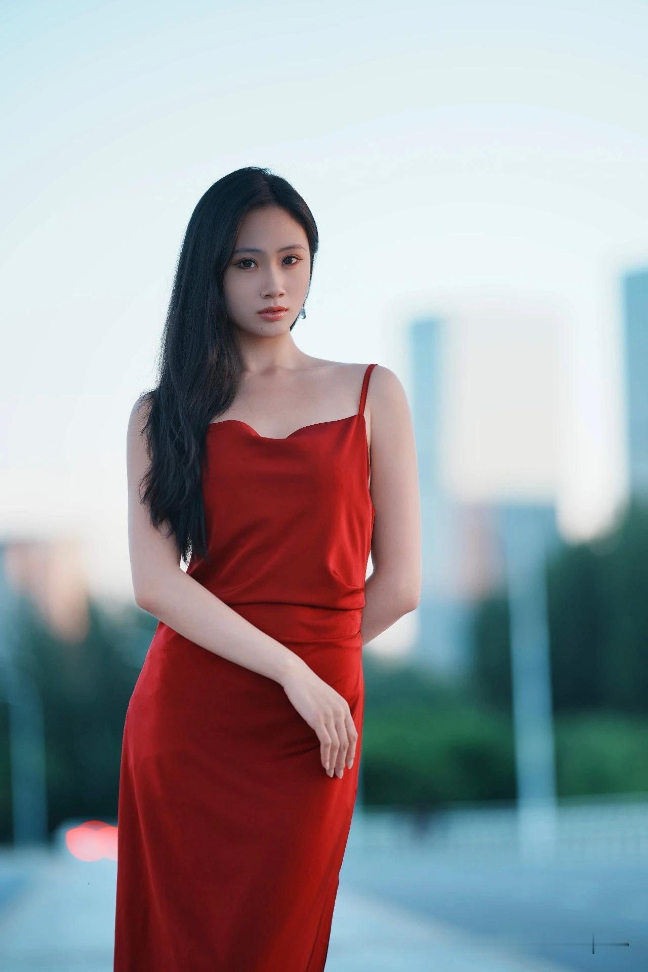 时尚的舞台上，优雅红裙总能在都市街拍中成为焦点。就像章泽天戛纳街头的酒红色无袖收