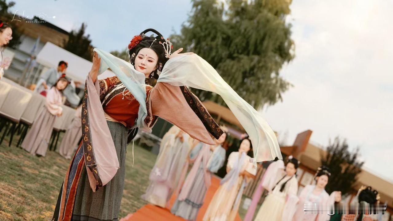 古风少女翩翩起舞，裙摆飞扬，如梦似幻国风唯美少女 古风少女游园 汉服美人跳舞 汉