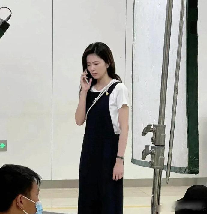 白鹿本人个子不高，很瘦，长得也不算漂亮 ​​​