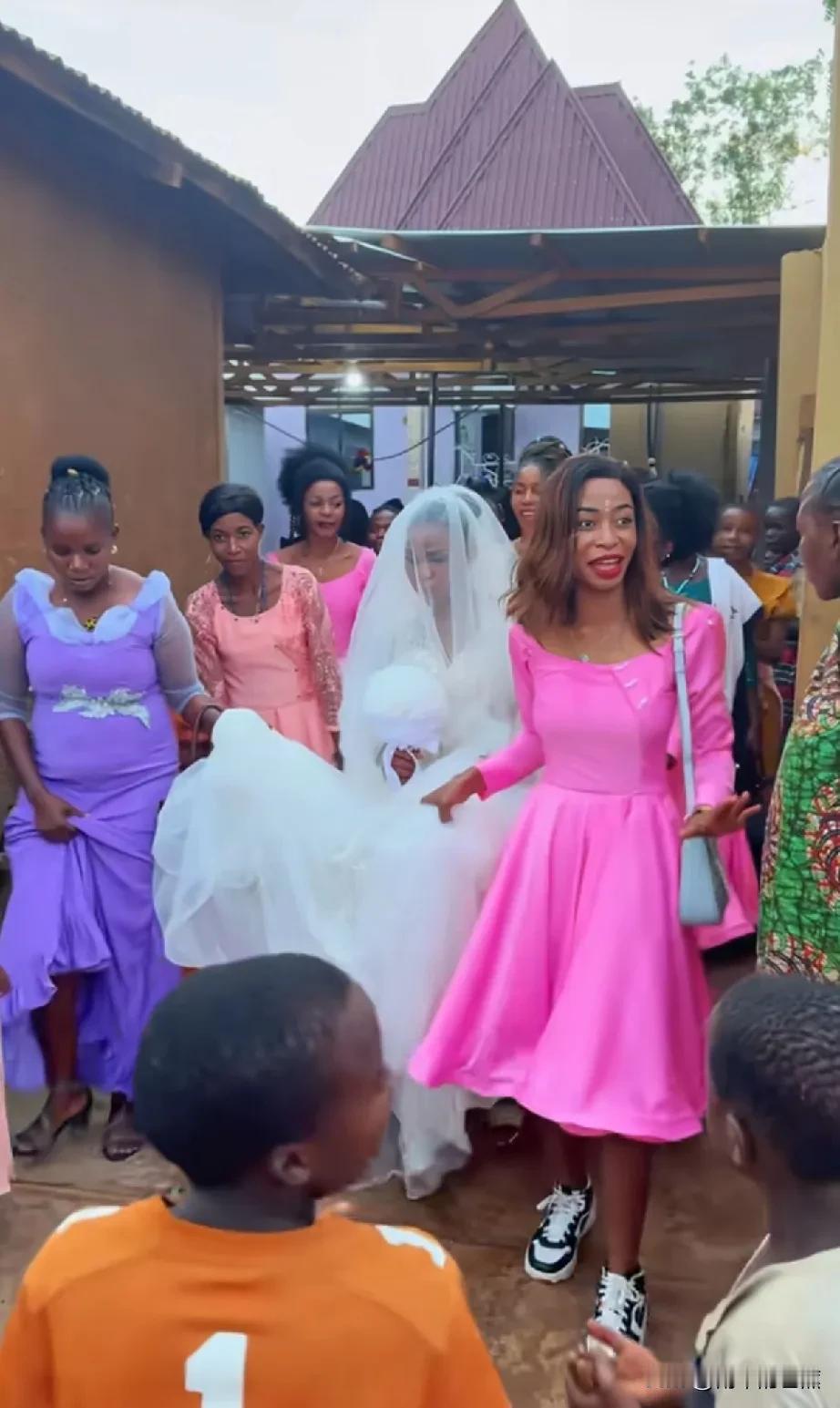 菲利斯坦桑尼亚的表妹出嫁了，一大家人各司其职都在为婚礼做着准备。菲利斯和菲儿娘俩