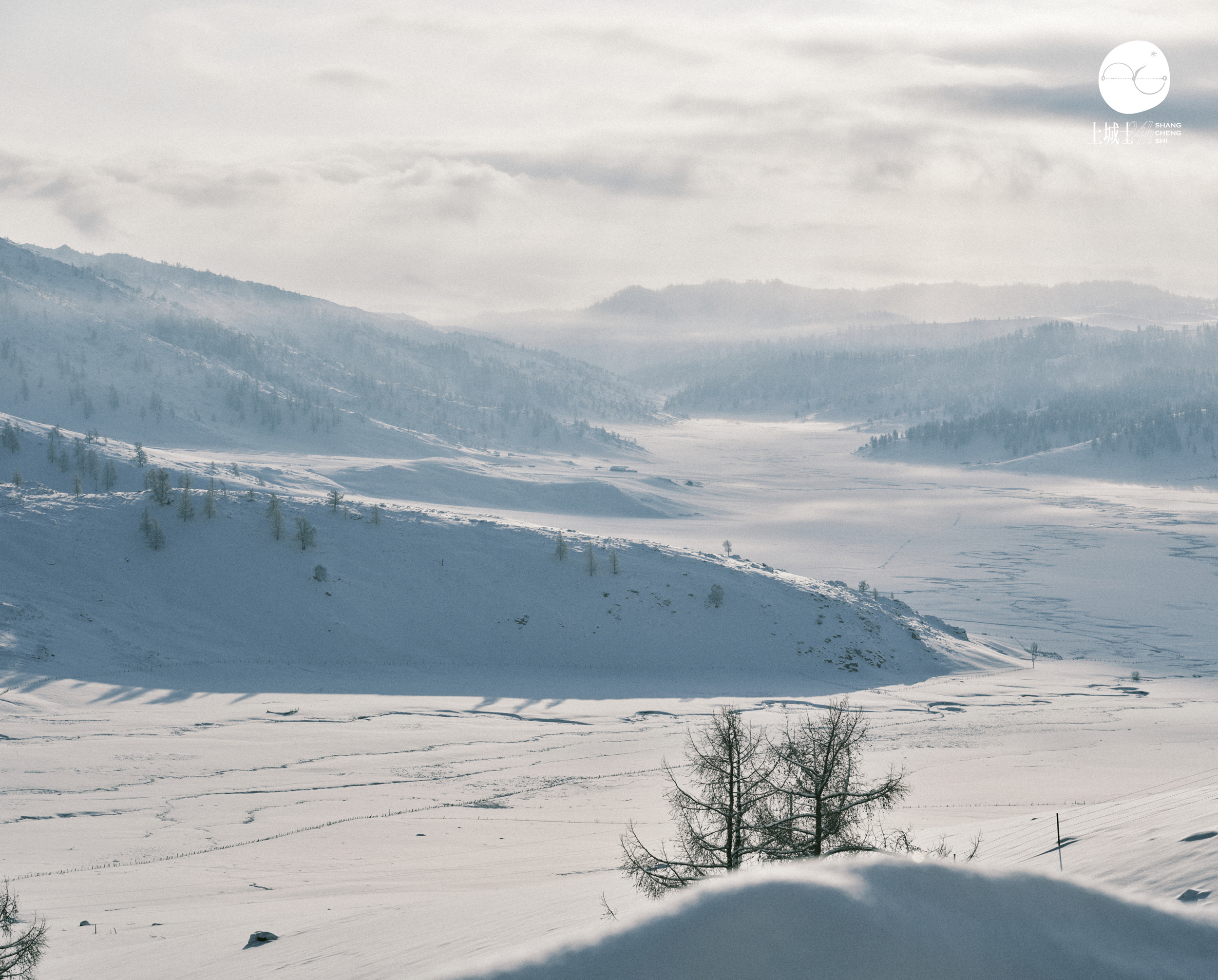 上城士新一期封面制作也拍了外景雪地 ，邀请到了 05 后男歌手张峻豪出镜 ，来到