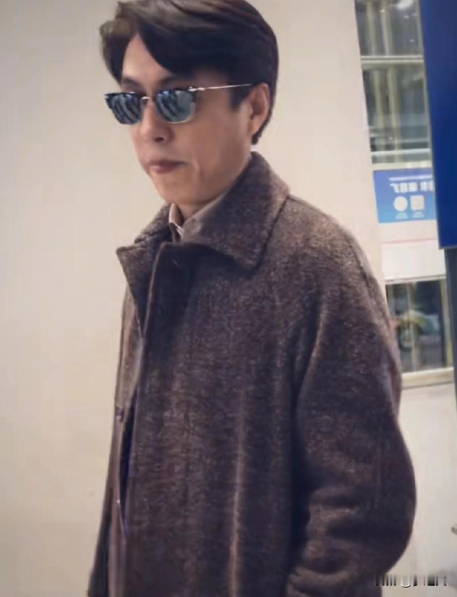 靳东，还是那么帅气，稳重不张扬！