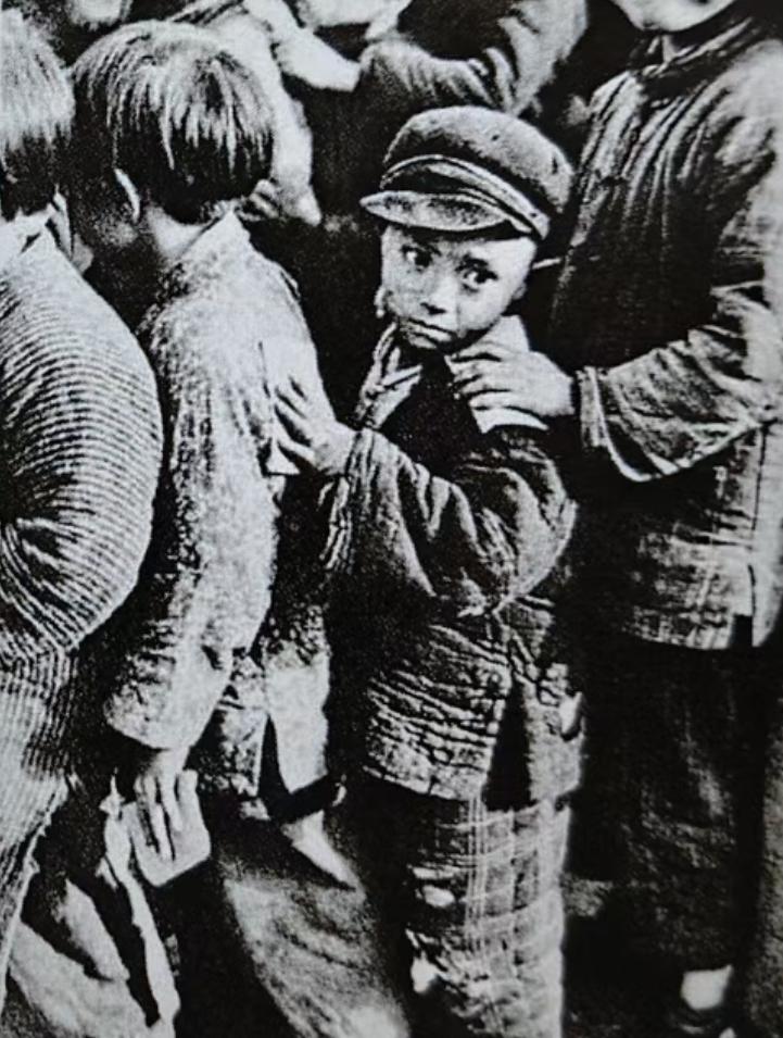 你仔细看这双眼睛，这是1948年的一个普通孩子

彼时，解放战争正在进行，山河动