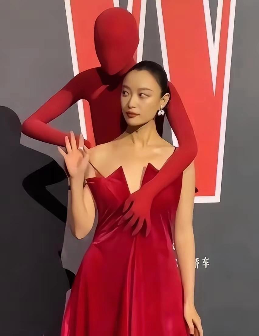 辣眼睛！服装设计师设计的裙子，俺不敢恭维

网上见一图片，穿红色裙子的美女背后有