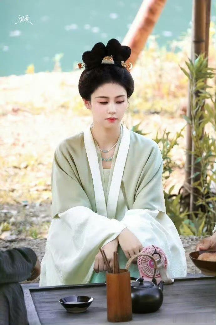 白鹿莫离青衣路透白鹿这身青衣造型也太仙了吧！清冷破碎感直接拉满，莫离这个角色简直