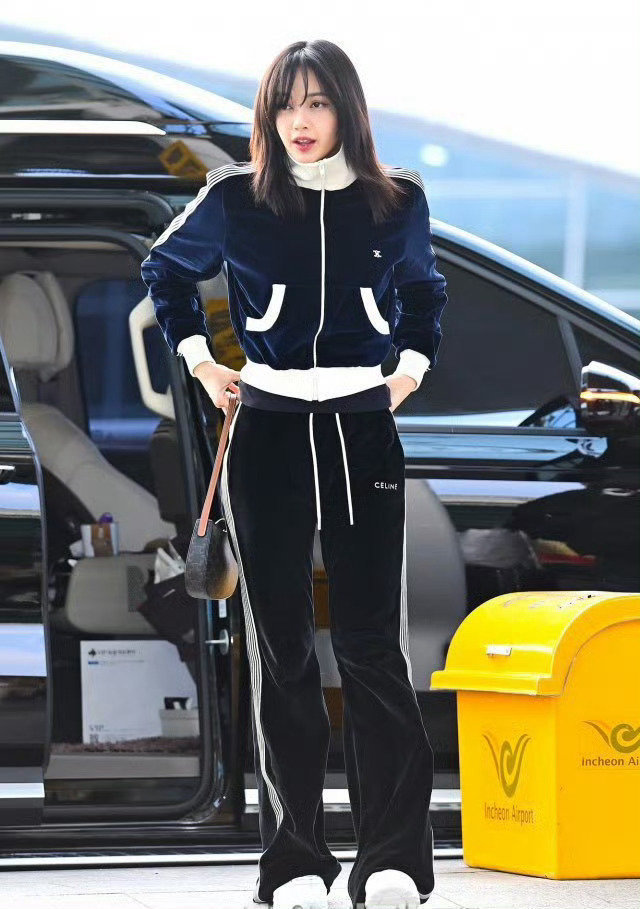 #Lisa的刘海回来了#Lisa的刘海回来了，回到舒适区的Lisa整个人都舒展开