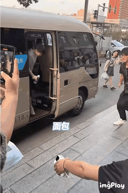 莎莎身边的安保太到位了
莎莎参加WTT常规挑战赛太原站
莎莎下训回酒店
酒店安排