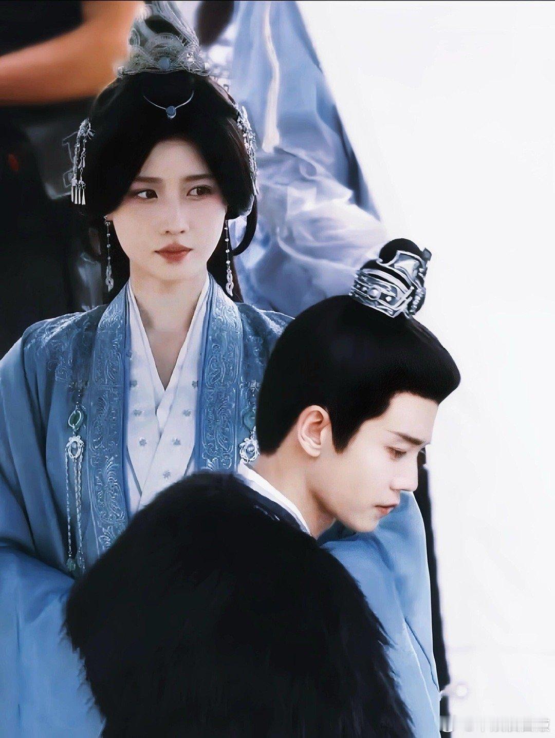 这群人表面互相嫌弃，暗地里却偷偷护着对方！萧千清一边骂钟霖多管闲事，一边默默给她