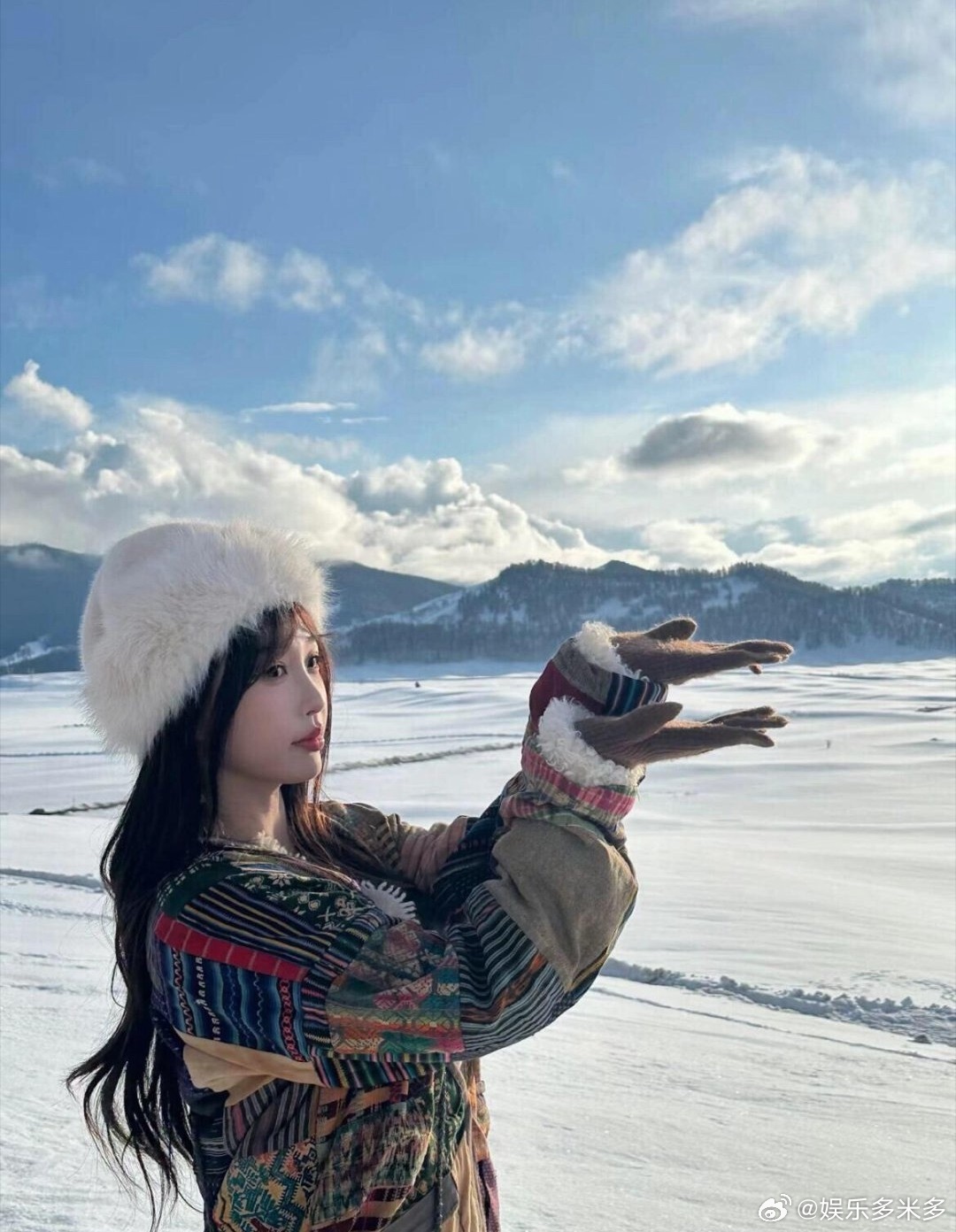 虞书欣和WAKUKU同款帽子🌟甜妹标配！虞书欣戴WAKUKU同款紫色毛绒帽，软