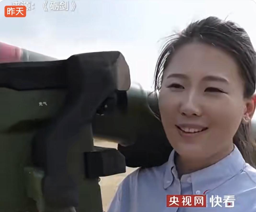 央视《砺剑》栏目专访我军部队时，记者现场体验红箭-12反坦克导弹并分享使用感受：