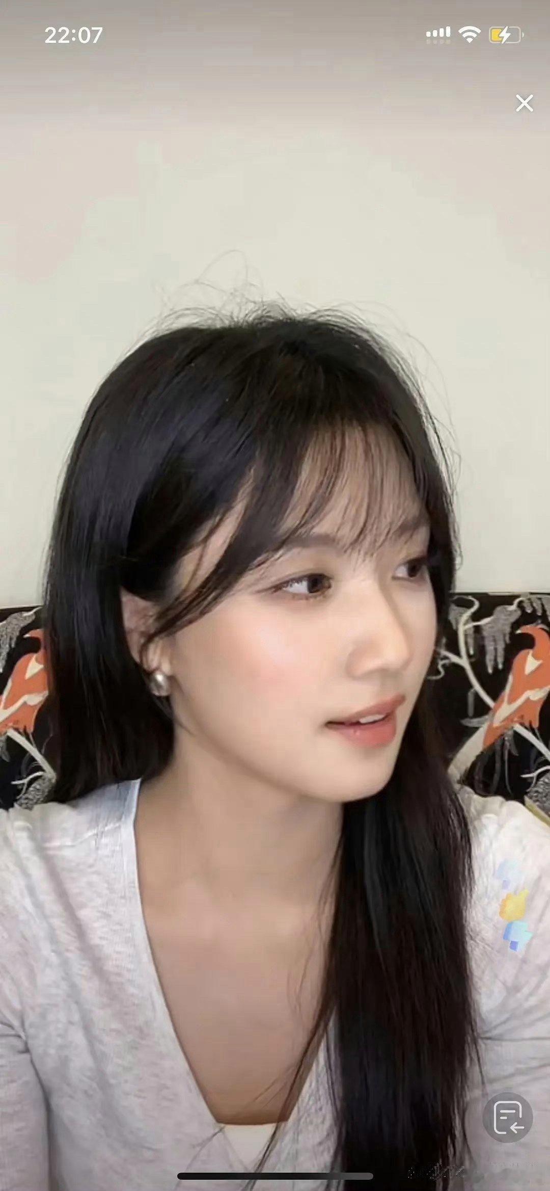卢昱晓新剪的刘海让她变得好普通，差点没认出来 ​​​