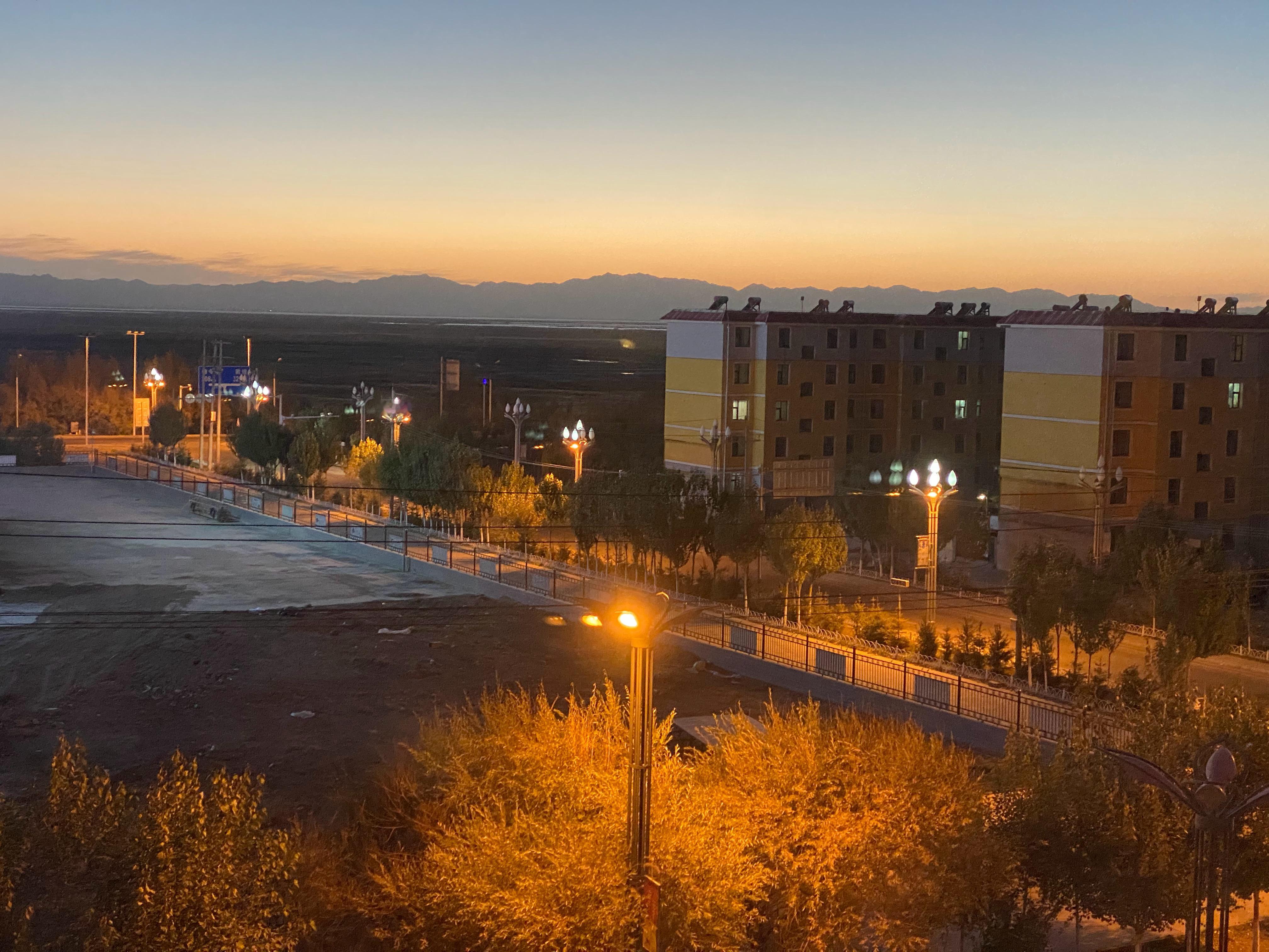 不重要的人，怎么有资格分担孤独，可是重要的人，又不敢轻易打扰。——独木舟 