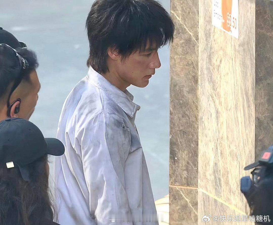 此沙 烈阳之上港风造型氛围感直接拉满，偶然流出片场抓拍，此沙《烈阳之上》广州拍摄