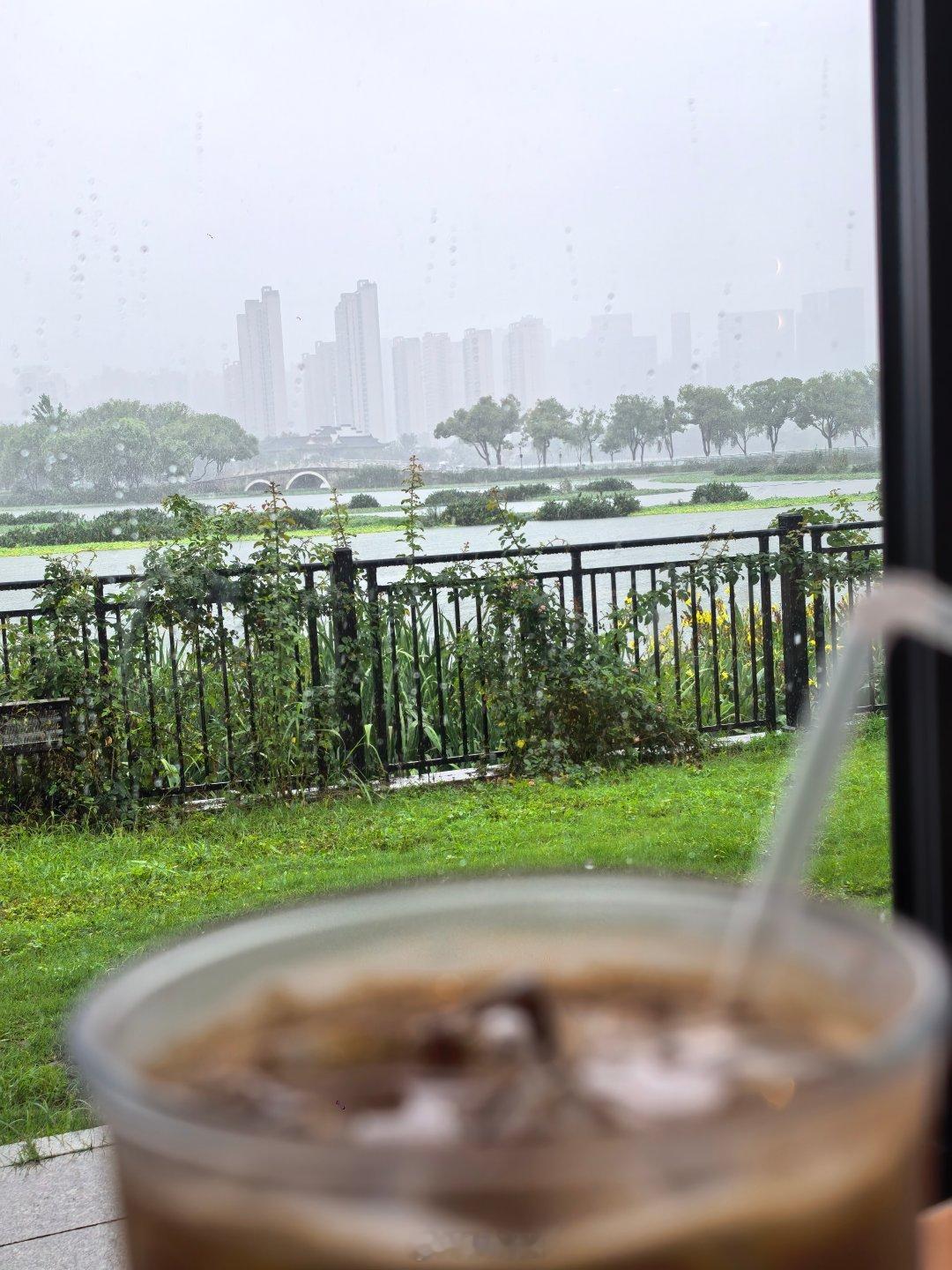 为什么不躲雨？因为前面也在下雨。阮诗赋的胡思乱想