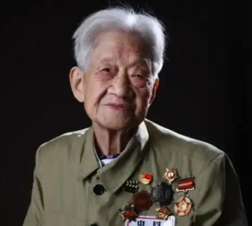 1952年上甘岭战役中，一个16岁的姑娘跪在坑道里，用嘴帮排长排尿。她叫王清珍，