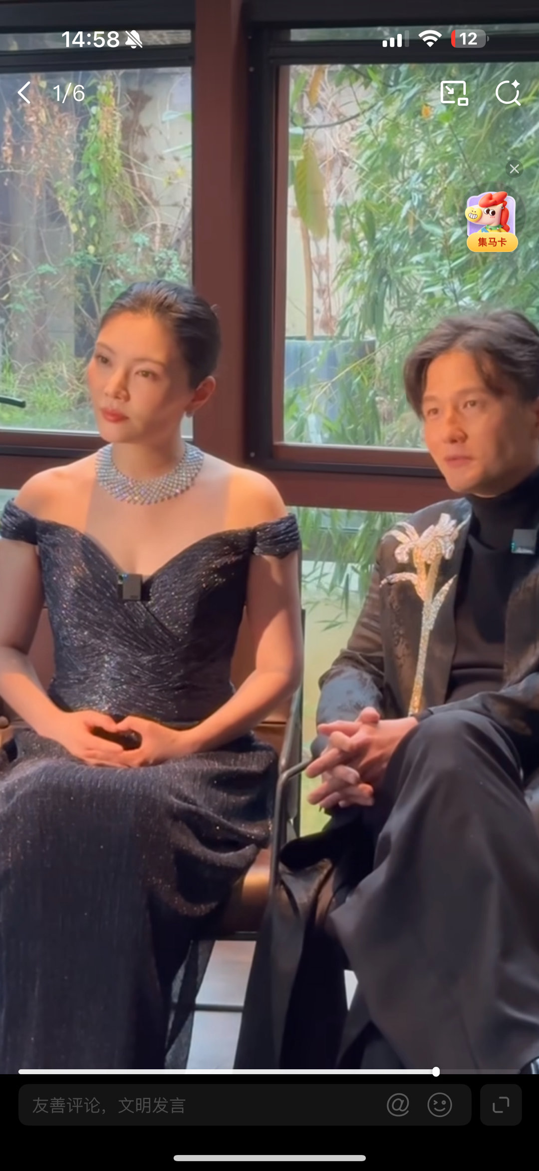 徐冬冬 珠光宝气具象化 抹胸裙的剪裁干净利落，把肩颈线完全让出来，珠宝才有地方落