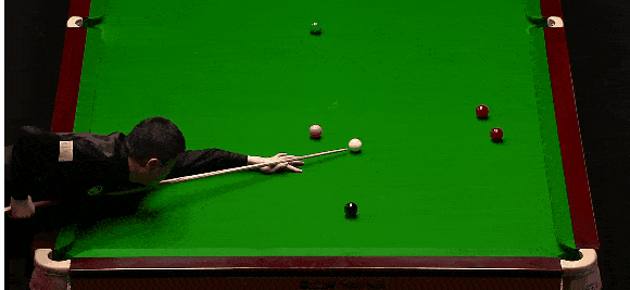 丁俊晖打进精彩翻袋球完成超分，局分2-1领先赵心童