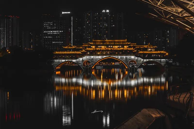 成都有不少特色桥。九眼桥就很有名，它始建于明朝，桥身有九个桥洞，夜晚灯光亮起，与