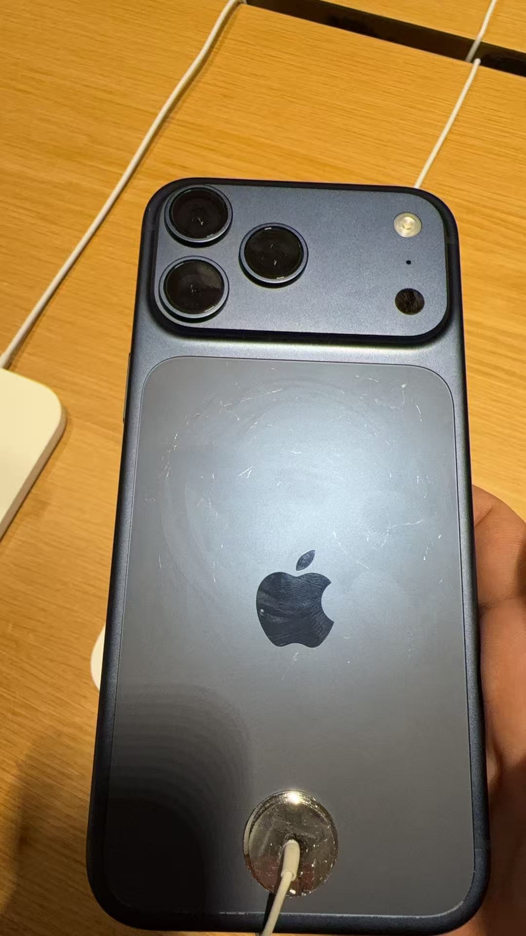 万象城直营店的iPhone 17Pro一天就成这样了？是人为，还是工艺问题？？ 