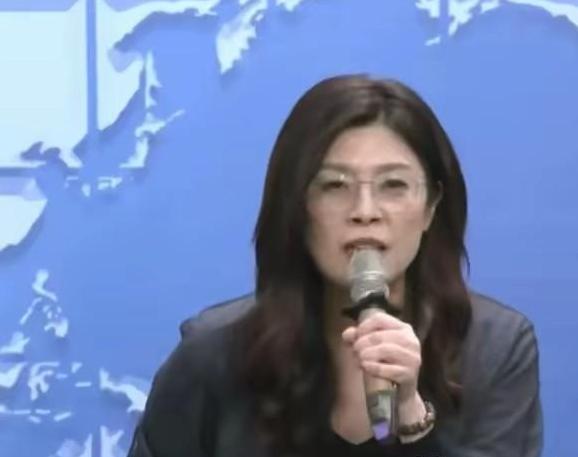 北京这次干脆利落地出了手。郑丽文刚在岛内被围攻，大陆反手就拉了她一把，直接把访问