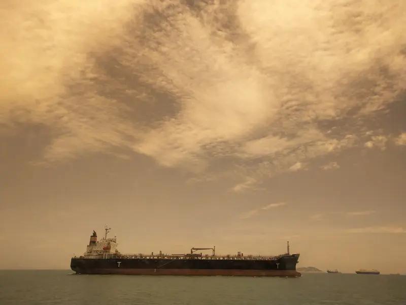 全球油轮集体大转向！霍尔木兹海峡堵成海上停车场，美国原油出口暴涨三分之一🚢
