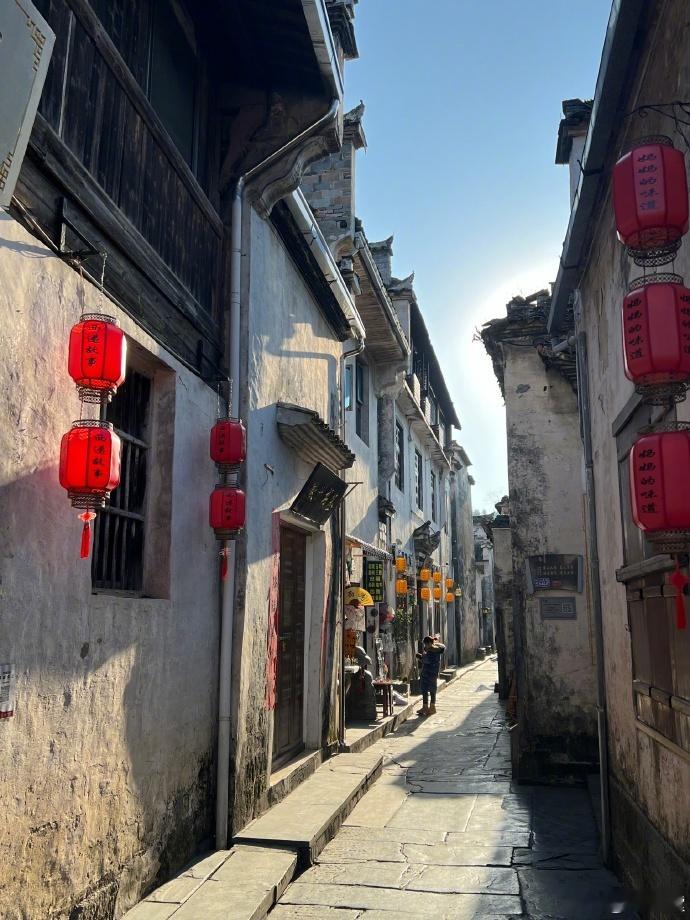 杨紫2024的最后一天依旧在剧组  从杨紫跨年在剧组的消息，能看到她对演艺事业的