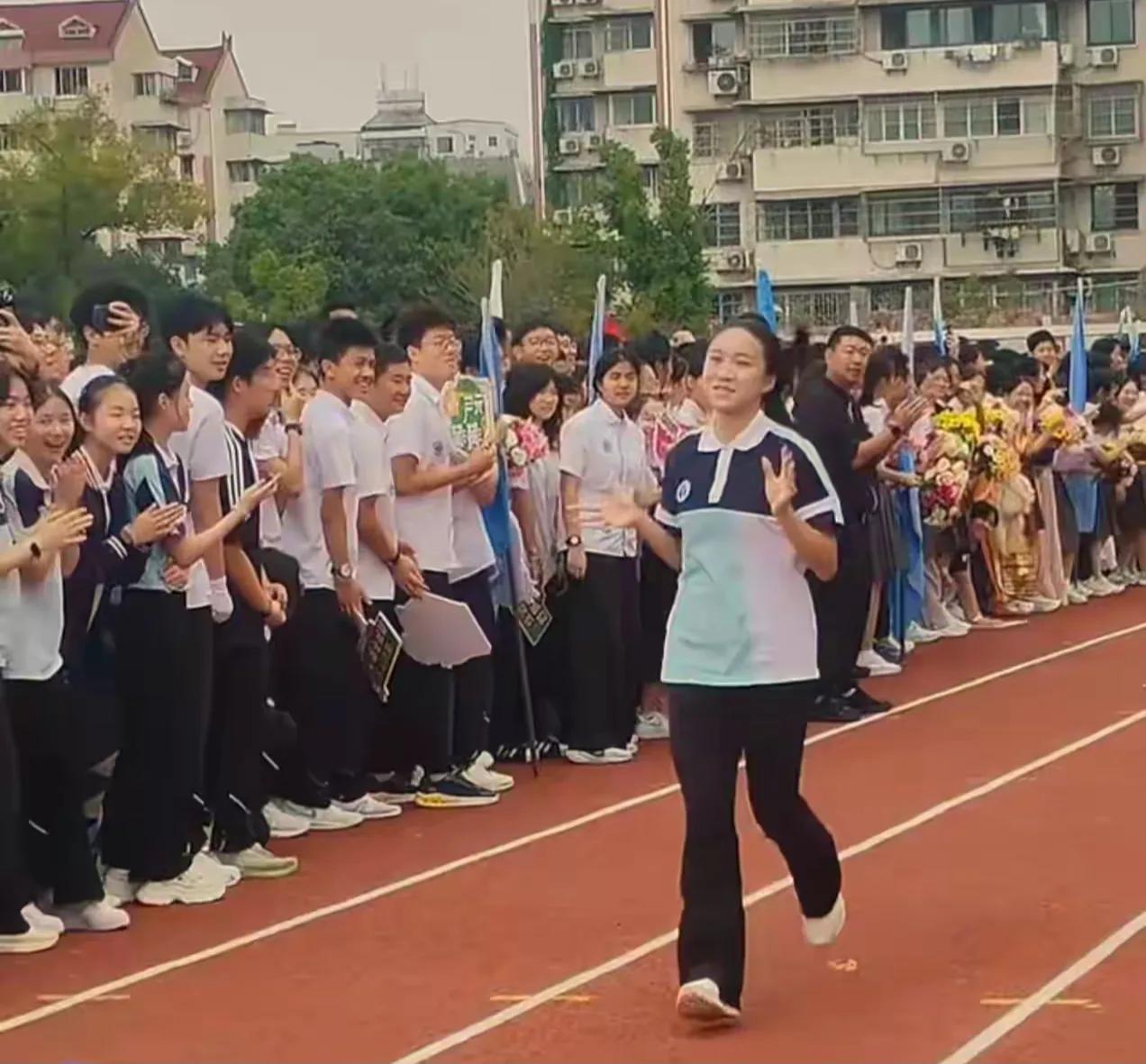 看到亚运冠军陈妤颉回学校参加校运会的场景，我发现2个有趣的现象！

1、陈妤颉没