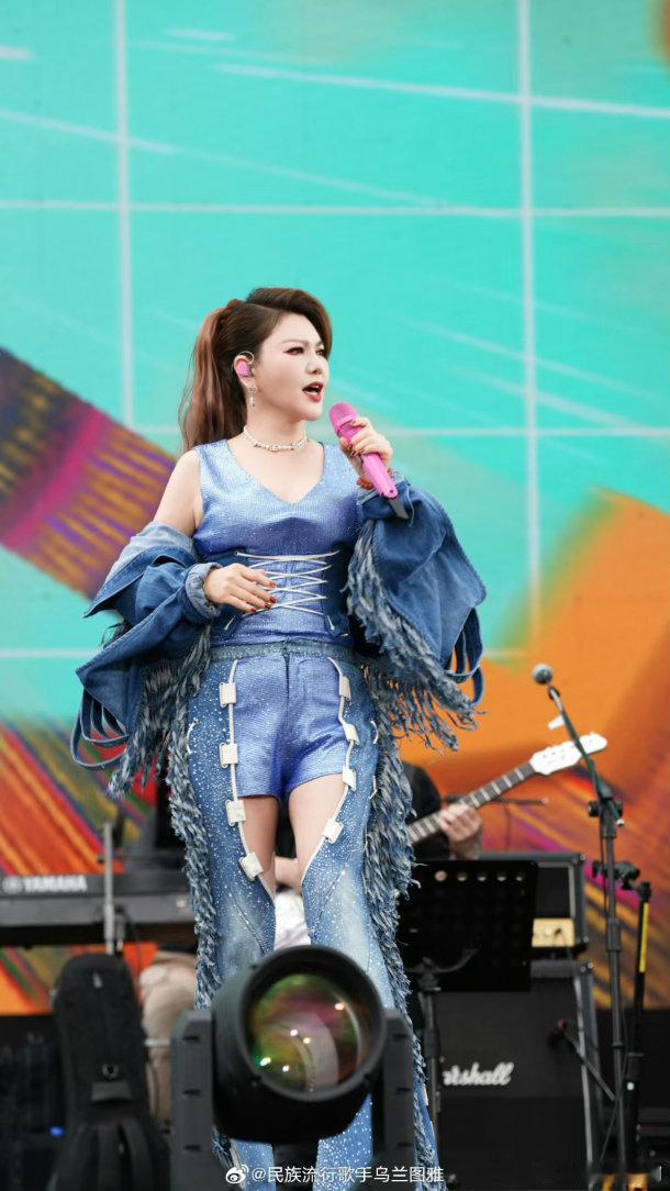 乌兰图雅这下真来套汉子了旋律一响全场沸腾，大家全都往前凑抢花环，乌兰图雅现场也太