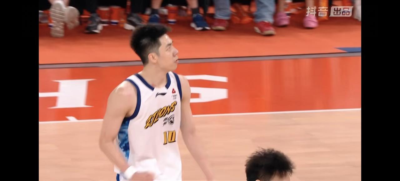CBA总决赛第五场，上海三节76：69领先广厦，比赛焦灼：
1、王哲林真的是拼了