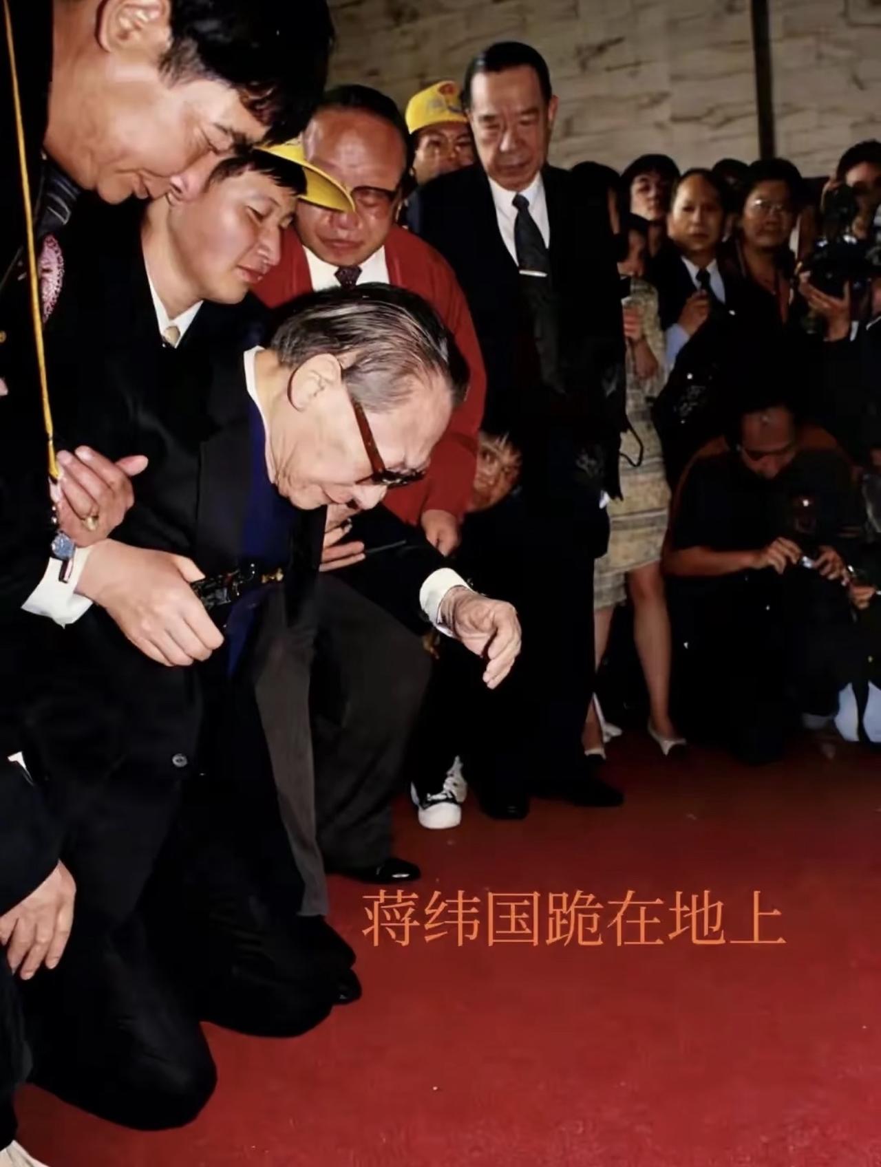 很多人不知道，蒋纬国晚年在自传《千山独行》中公开承认，自己的生父是戴季陶，蒋介石