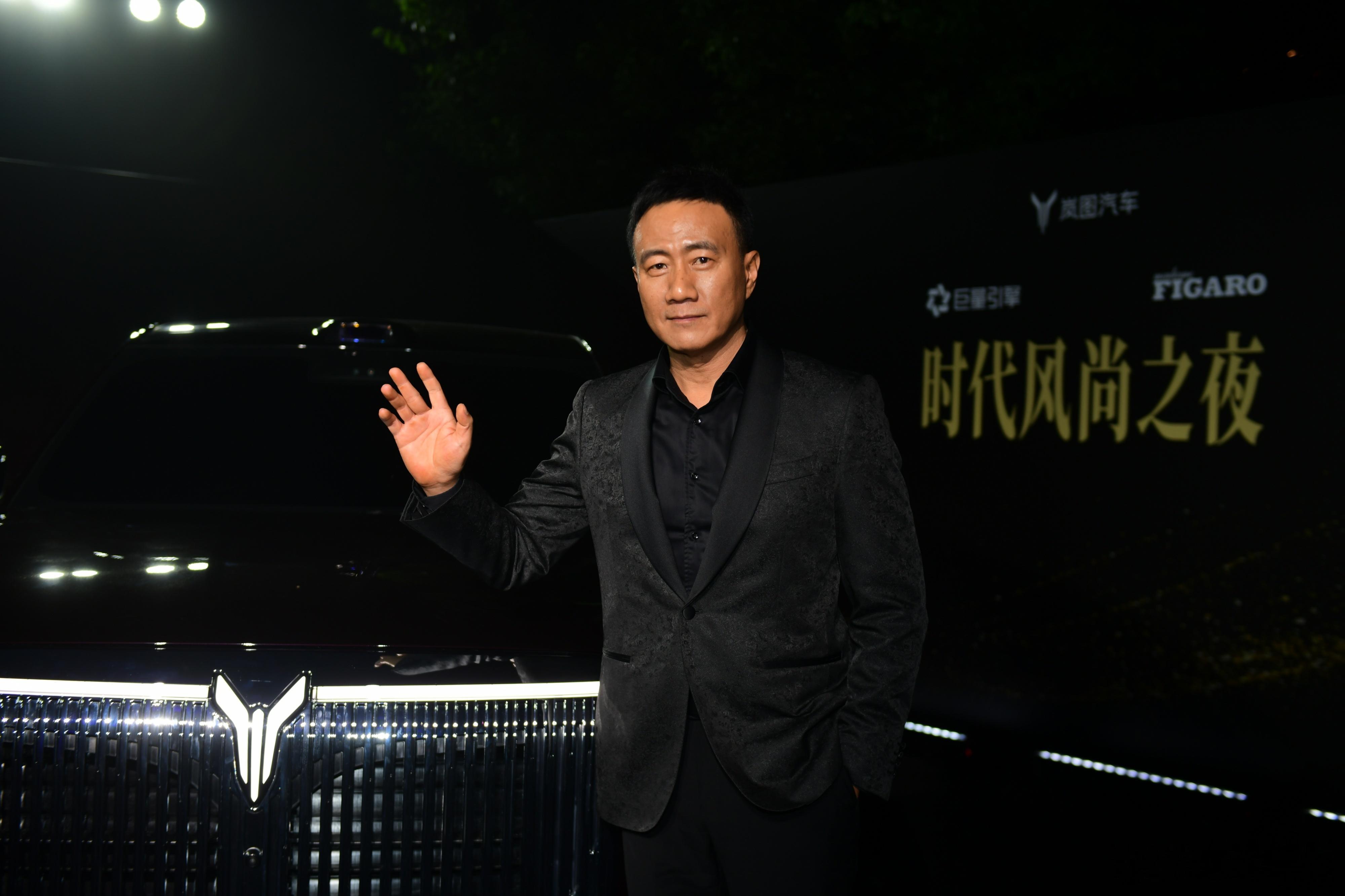 今晚的时代风尚之夜来了不少叔圈硬汉岚图品牌挚友胡军现场感慨泰山“大气 有气场 看