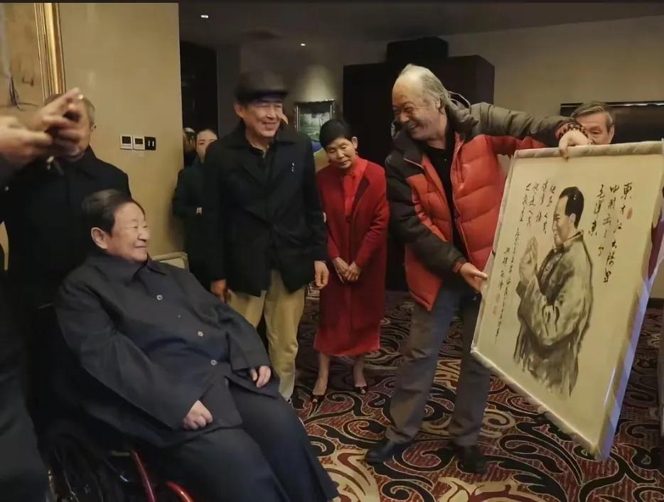 李讷凝望父亲画像轻笑：那抹微笑里，藏着半生的父爱与传承
北京初冬的阳光透过窗棂，