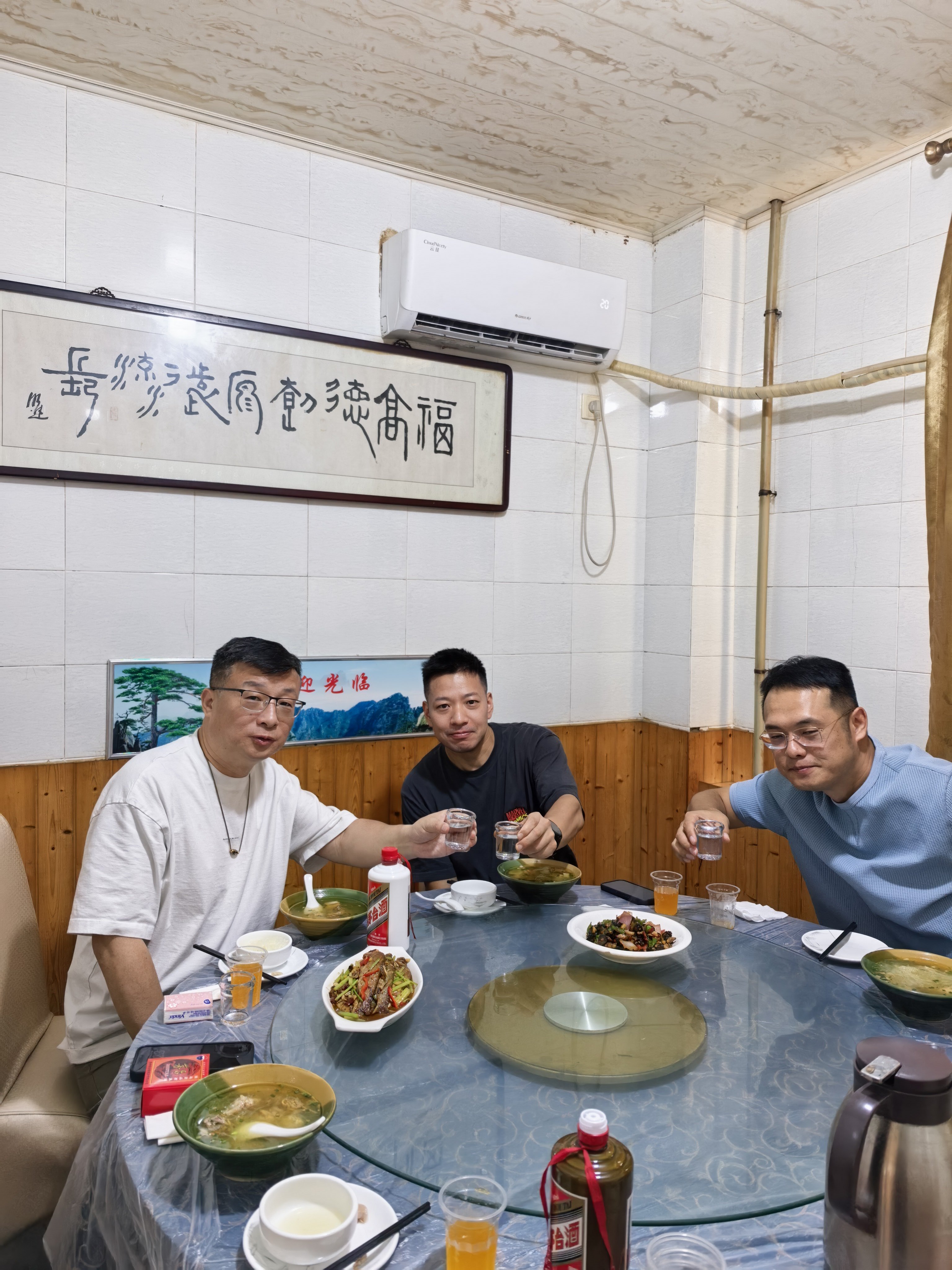 经常听到老外很懂车，很懂底盘，今天小徐教老外如何讲解底盘，讲解完以后，跟好兄弟去