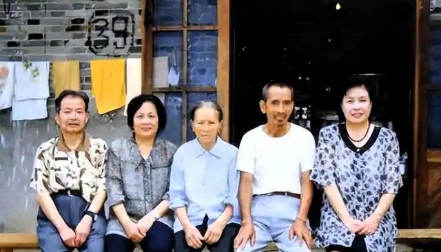 石来发本有旁人求不来的深厚背景，只要开口，便能跳出山村，彻底改写务农的命运，可他