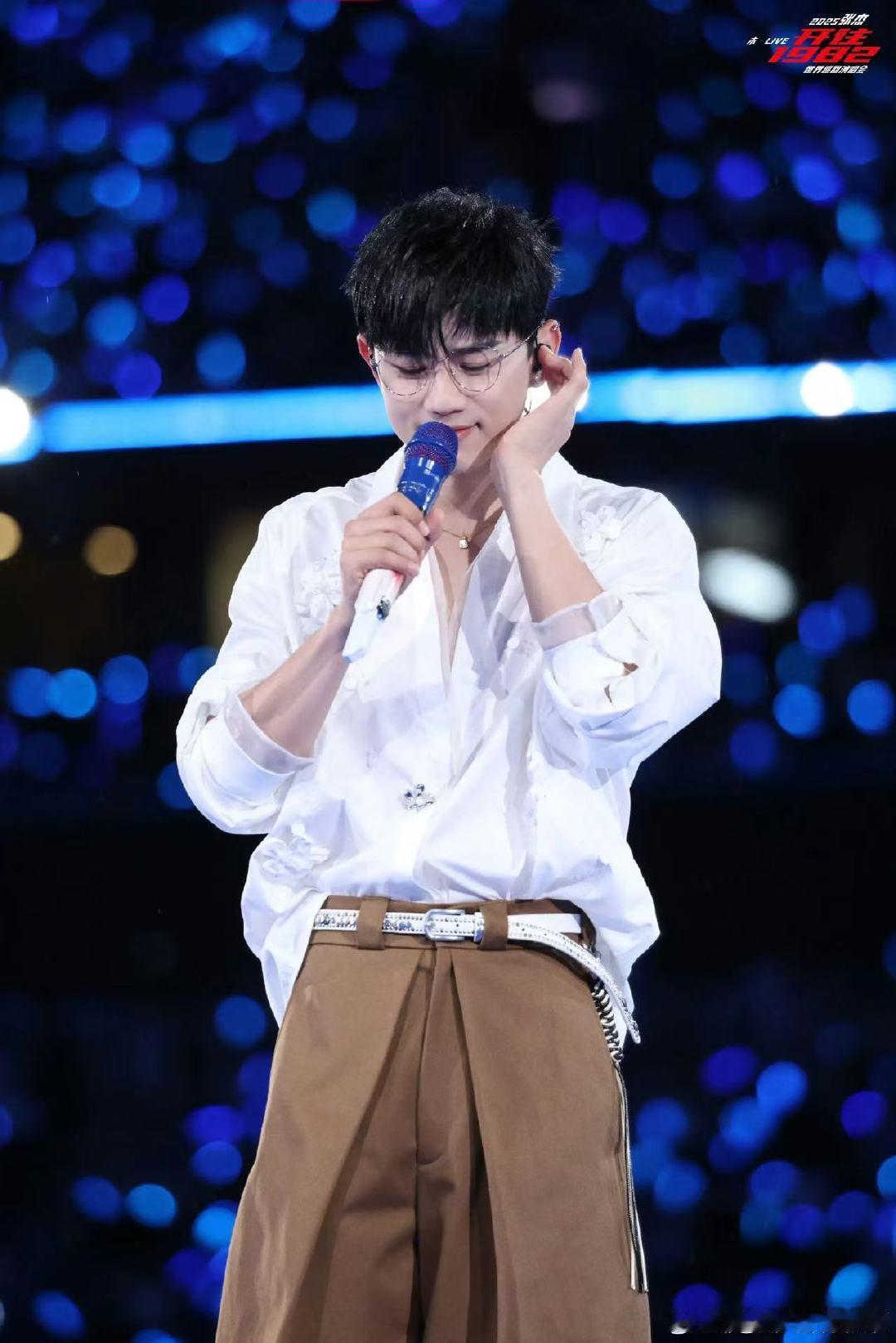 张杰说有唱歌的舞台是不容易的舞台从不是理所当然，张杰心怀感恩与敬畏，拒绝任何形式