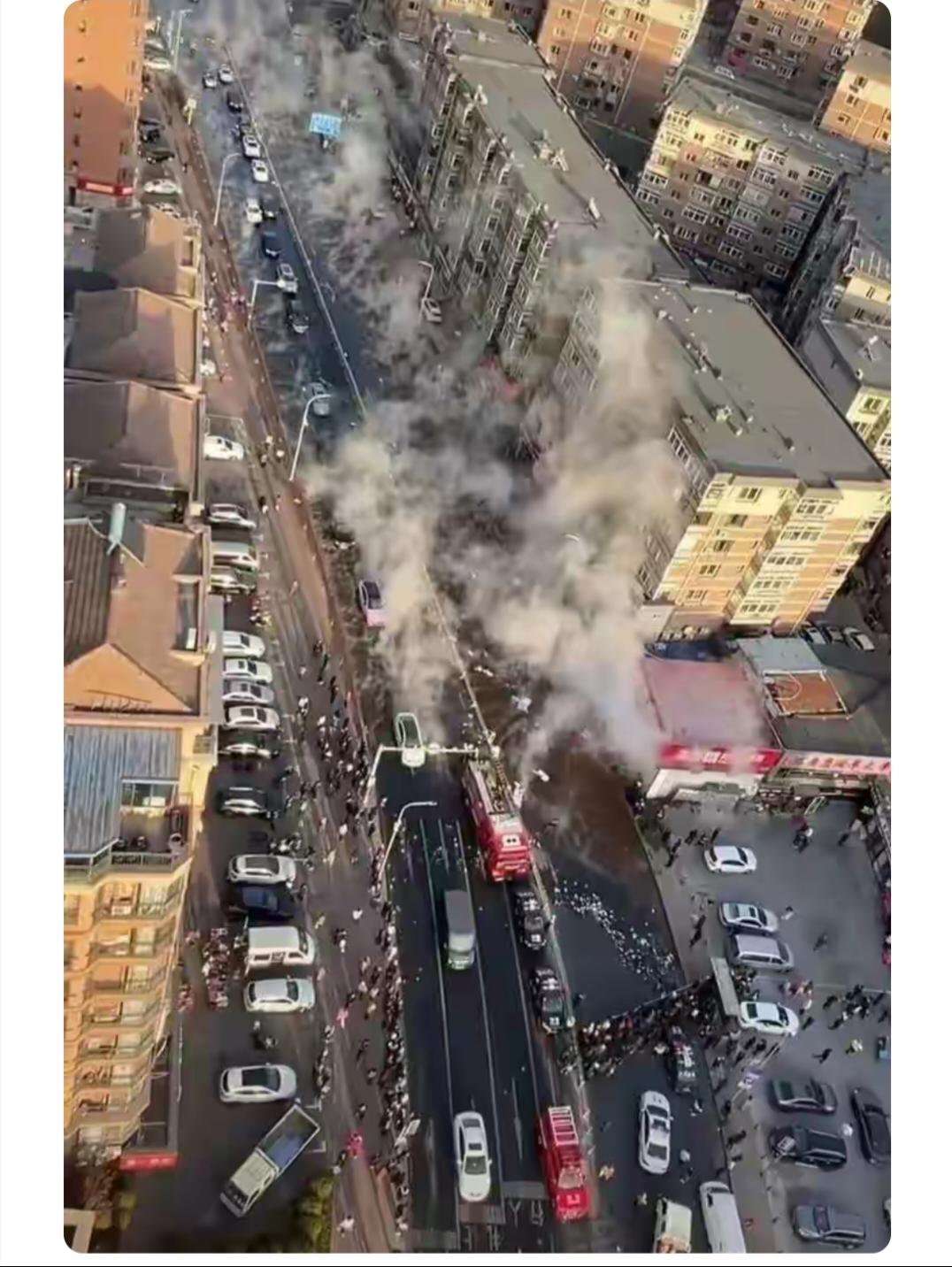 12月1日下午2点40分，辽宁大连沙河口区红凌路可不太平。一条直径700毫米、水