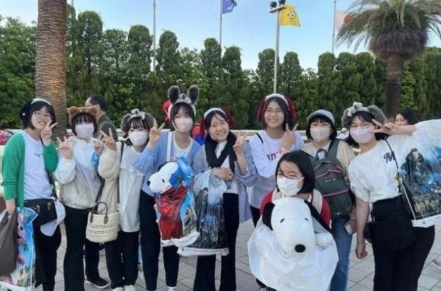 很多人不知道美国人在日本有多猖狂，29日，在日本京都进行集体旅行的13岁中国女中