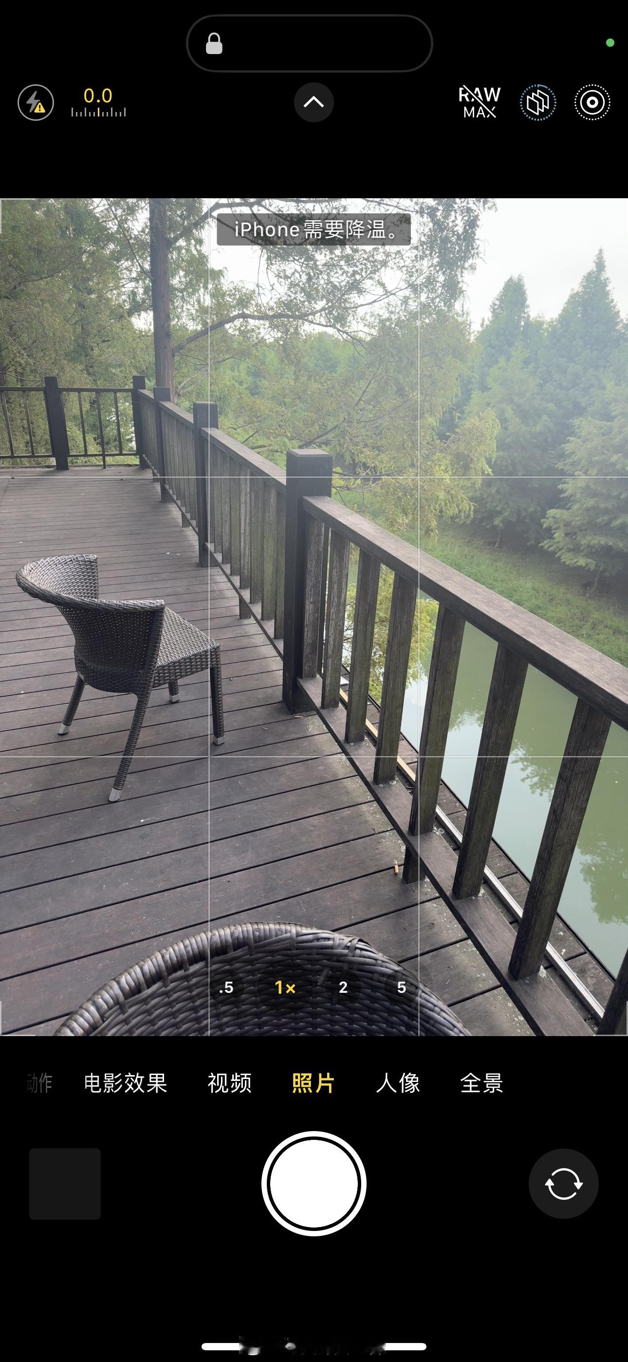 我才需要降温好吗 每次拍照没拍几张手机就烫的吓人 苹果你就是个废物[微笑] ​​