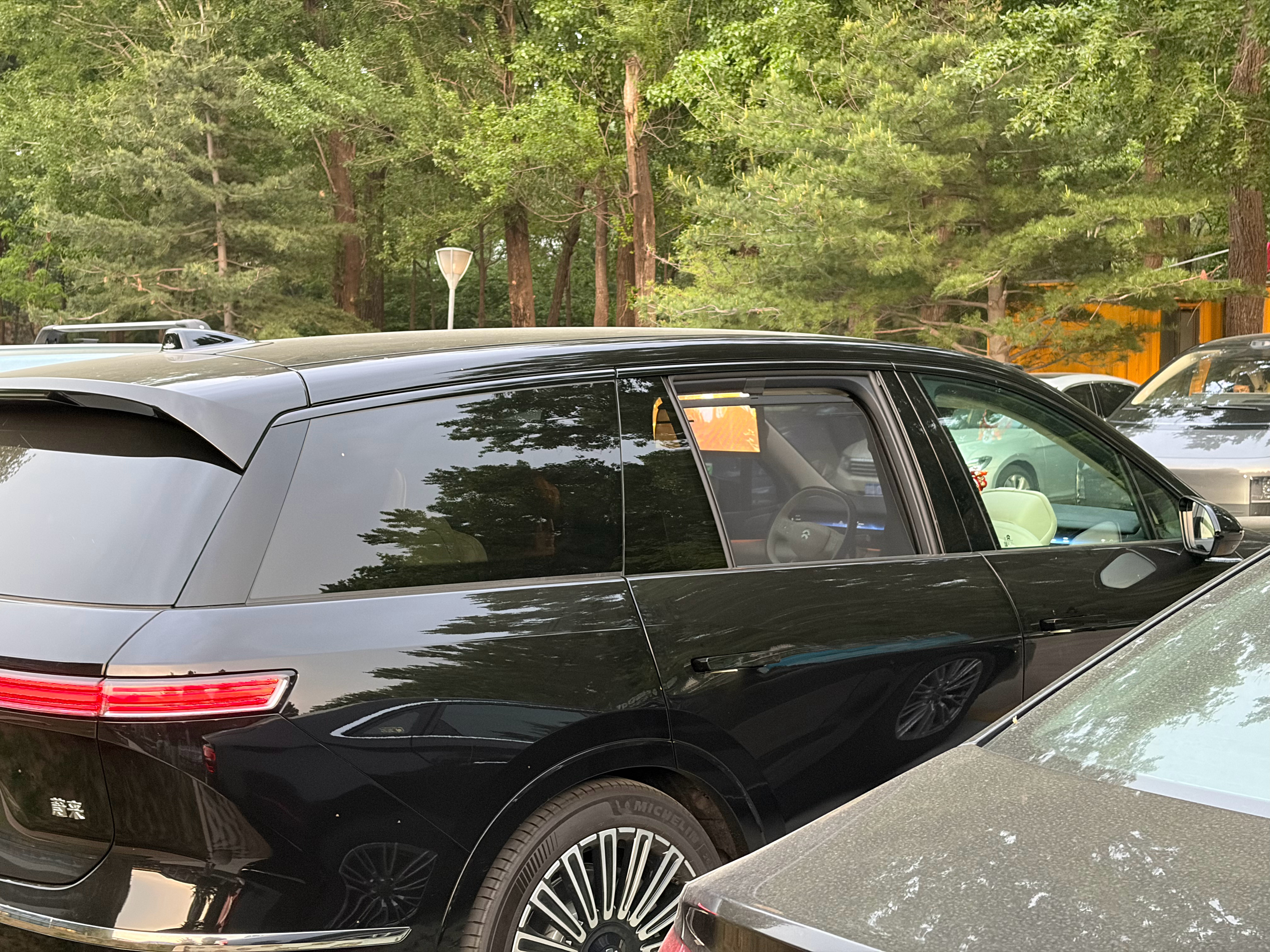 车展刚完我就火急火燎的去接孩子上游泳课，出来看到这辆 ES8，感觉被他装到了！ 