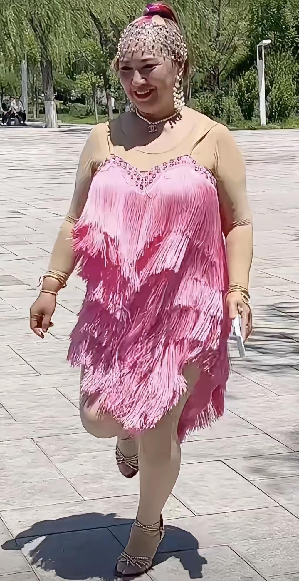 只要自己不尴尬，尴尬的就是别人
你们能接受自己妈妈这么穿出去嗨皮吗？