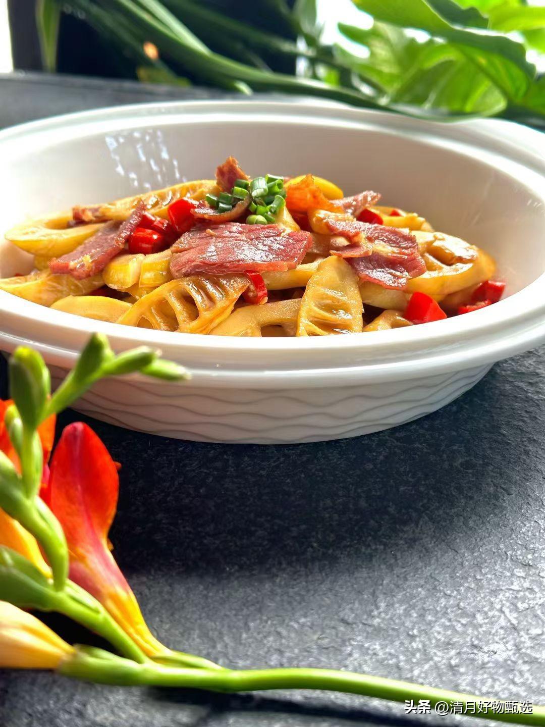 春意渐浓，竹笋破土而出，嫩脆鲜美的新笋让人垂涎欲滴。正巧今天下午有朋友聚餐，我点