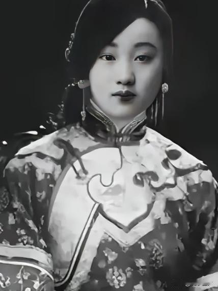 1894年，几个太监不顾珍妃的挣扎，将她放到刑凳上，太监得令抡起粗大的竹杖，狠狠