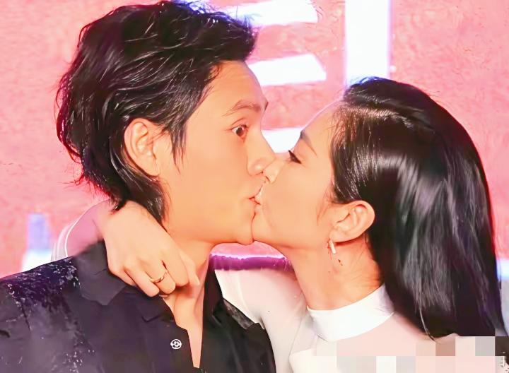 当年，在一起活动上李冰冰主动亲吻陈坤时的一幕，陈坤好像被吓到了，大睁着双眼。